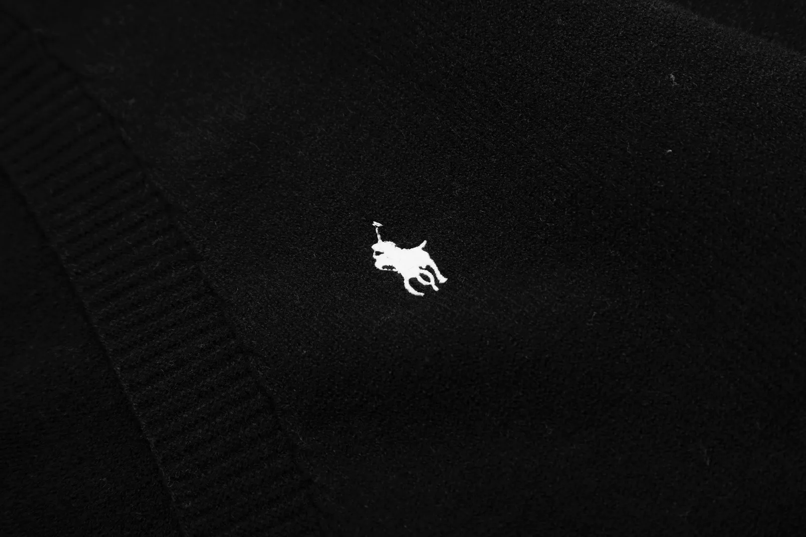 P220 Top quality" Style number: DS016# [Ralph Lauren V-neck solid color pony embroidered logo wool velvet knitted shawl cardigan] ✅Ralph Lauren Lazy‌oversize style basic classic versatile ten-color shawl cardigan ✅Main supplier platform live broadcast Wholesale entities Out of stock will be replenished Not off the shelf ✅ZP quality 1:1 version Can scan the code to enter the GF website Counter quality ✅Details and quality are the only one in Guangzhou. Light luxury wool. Focus on high-end. Cost-effective. Needless to say good quality. ✅Restore the original version. Can wear 190 pounds. Loose, comfortable and stress-free. ✅Loose upper body, oversize and lazy style. Must-have style for goddess ootd. ✅Good-looking clothes are never picky. Recommended for goddess wardrobe. Taro Purple, Light Khaki, Chinese Red, Anchor Red